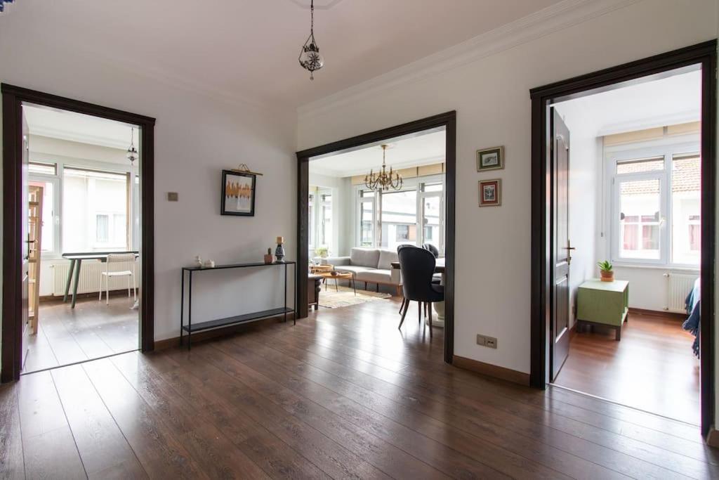 Daire Bright Vibrant 3br Haven Near Sea And Prime Locale *