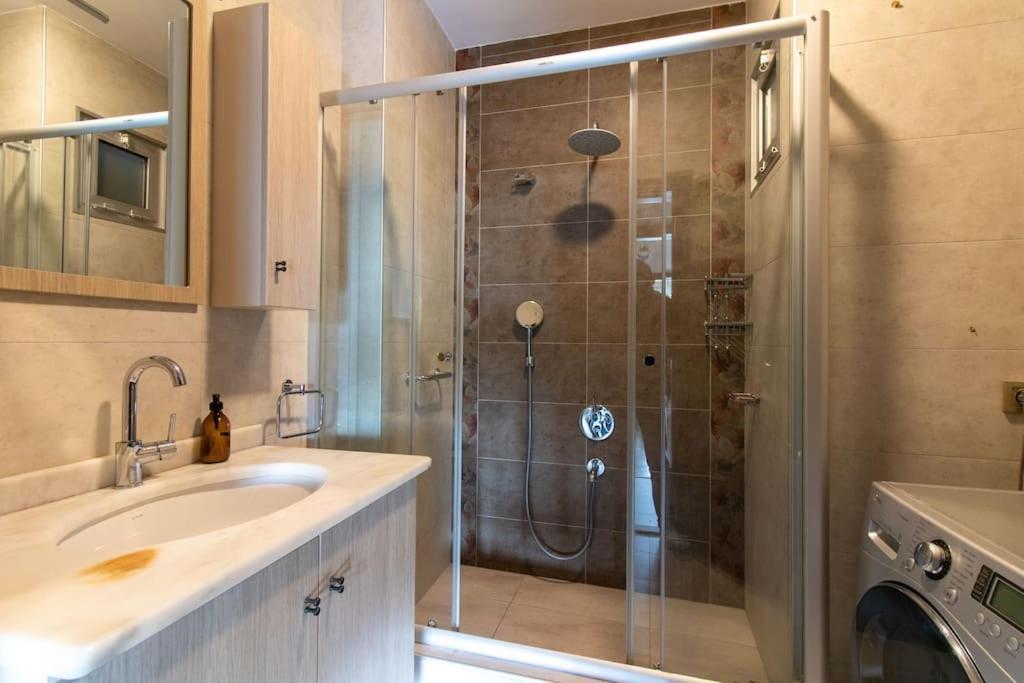 Daire Bright Vibrant 3br Haven Near Sea And Prime Locale İstanbul