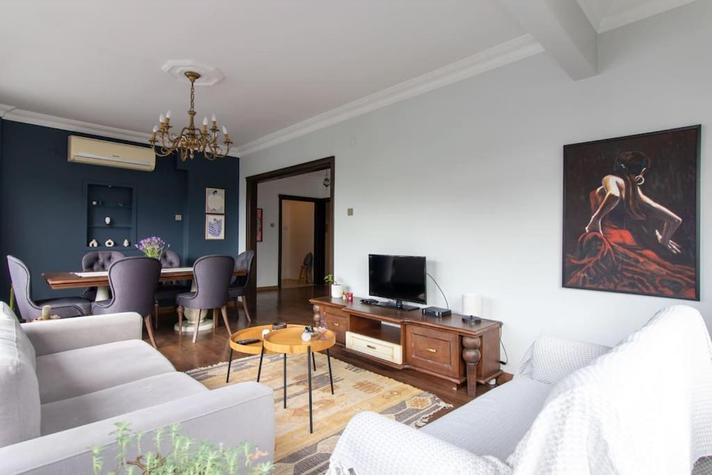Daire Bright Vibrant 3br Haven Near Sea And Prime Locale *