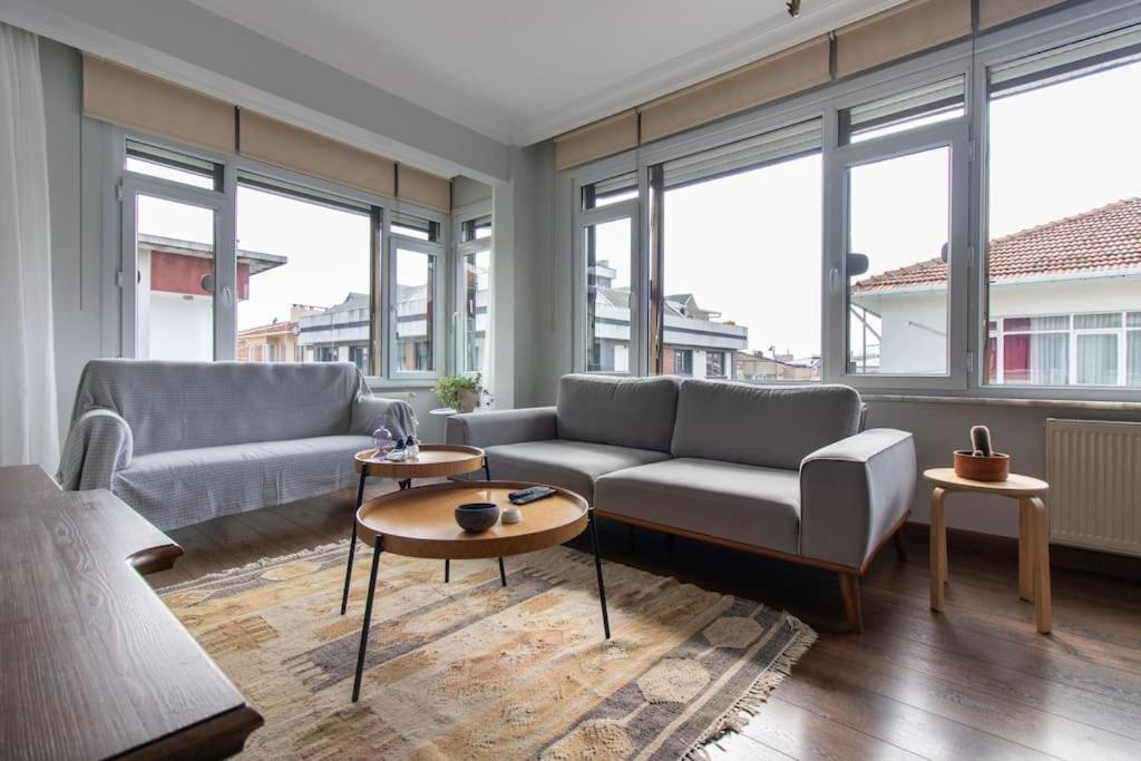 Daire Bright Vibrant 3br Haven Near Sea And Prime Locale *